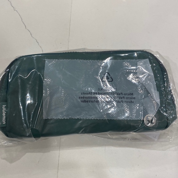 LULULEMON 1LBELT BAG IN MEDIUM FOREST/DARK FOREST - Picture 5 of 9